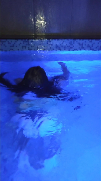 Karencx: Di Kolam Renang