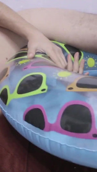 Jouer avec un maillot de bain frais