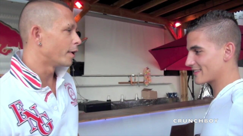 STRAIGHT BOY CURIOUS: Ted knullad av Kamel utomhus i restaurang