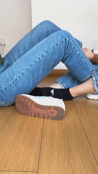 A loira com pés deformados e a morena com Onychomycosis muitos até pregaram seus pés