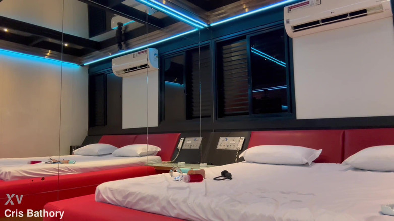 Cris Bathory: Cris Bathory s’enduit d’huile et se masturbe jusqu’à jouir