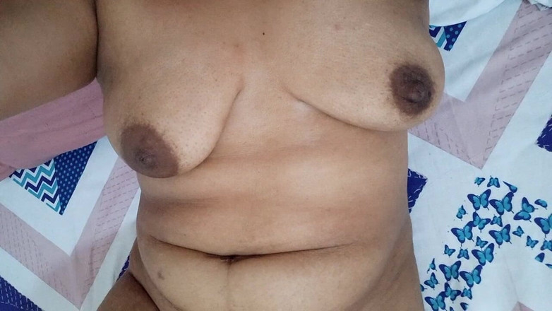 PATY PATY: Сучка в течке возбуждается, показывая ее мокрую с молоком киску