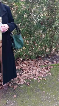 Mi novia musulmana enseña su coño fuera, en el parque.