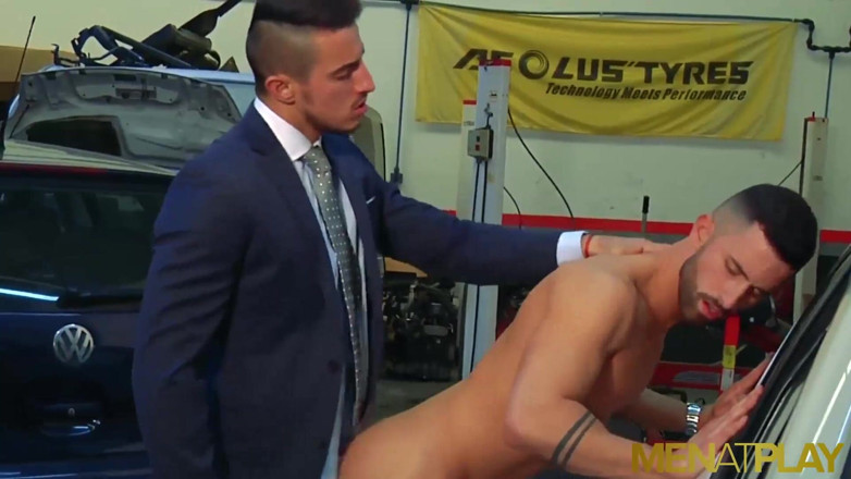 Menat Play: MENATPLAY - Sportliche Sunny Colucci anal von Klein Kerr gefickt