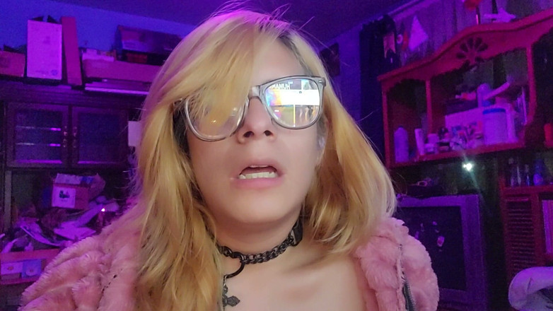 Crystal Phoenix: Sissy indossa una collana sessuale in chiesa Asmr