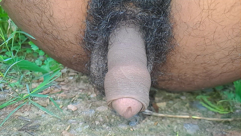 Desi_Porn_India: Desi heißes schwules pissen im Dschungel in solo.