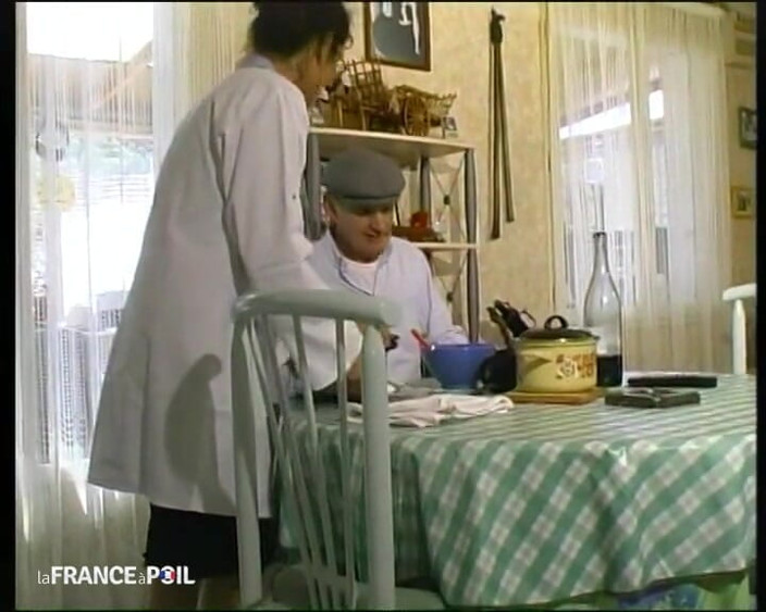 Rue Chaude: Un assistente assistenza domestica molto docile e troia!