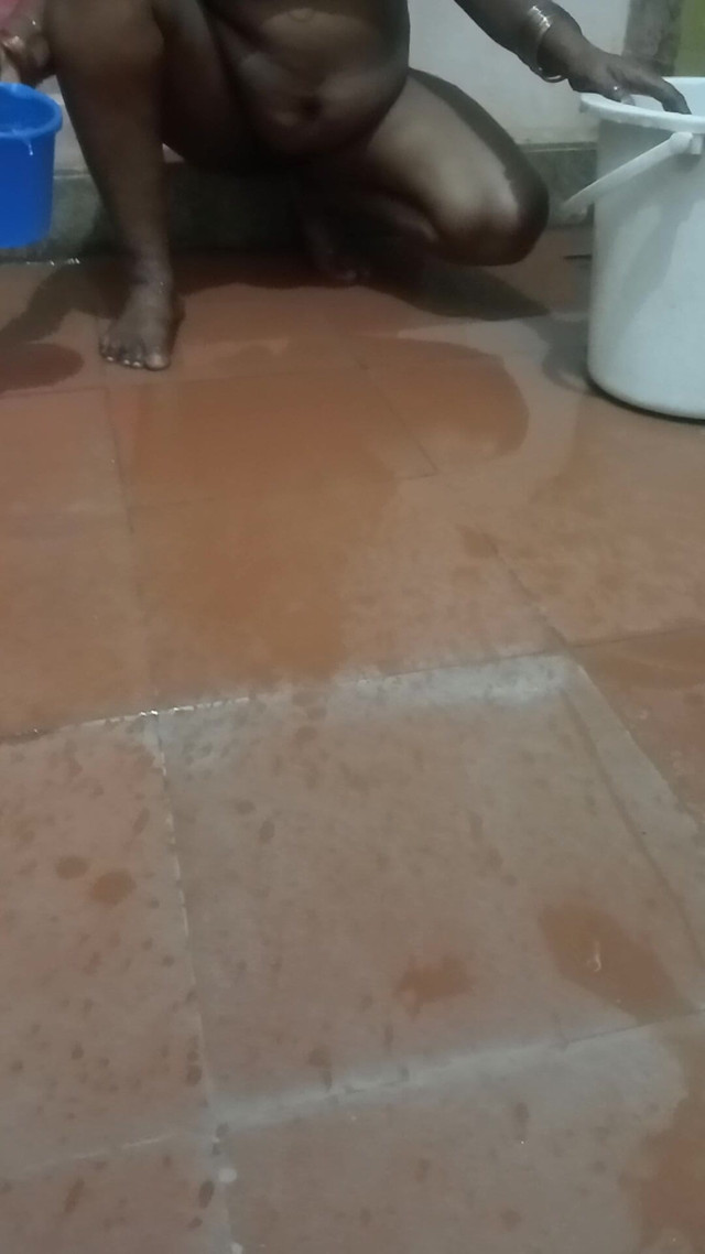 Pissing and Washing Pusssy (Tamil lesbian) Pissing and Washing Pusssy (Tamil lesbian)