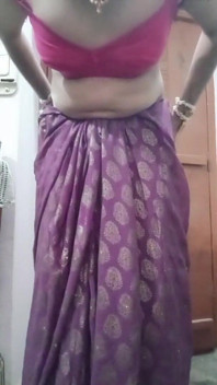 Travestito gay indiano con culo gaurisissy sprecato e gioca con le sue grandi tette in Saree viola con Heavy Jwellery
