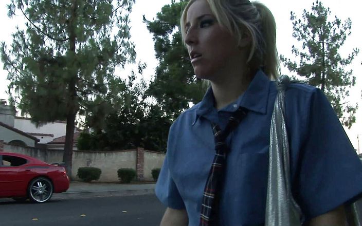 Hot Girlz: Piccola carina studentessa bionda in uniforme viene scopata sul divano