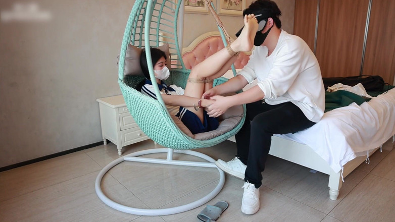 Asian bondage: नंगे पांव कॉलेज की छात्रा प्रेमिका, रस्सियों से पैर लटका, हथकड़ी लगाए हाथ