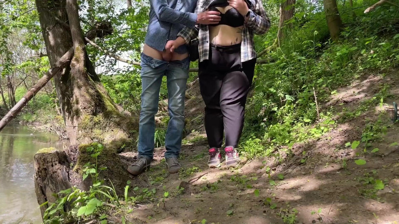 OurFetishLife: Une belle-mère risque de se faire voir dans un parc