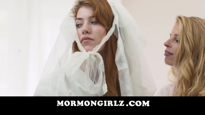Mormon Girlz: Mormon Girlz - orgie cu trei fete sub ochii lui