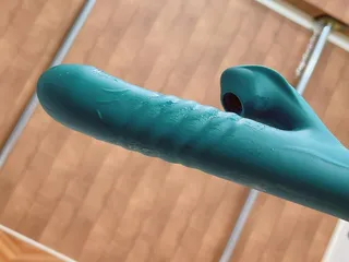 Provando gli scambista con un vibratore inserito pur sopportando l'orgasmo
