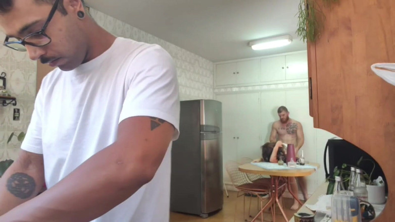 Carmona's films: Bulaşıkları yıkarken aldatılmış kişinin karısını sevişiyordu ve o bunu fark...