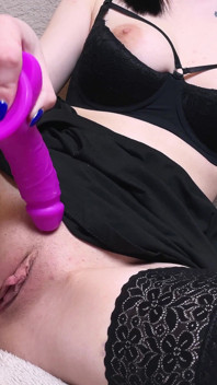 火辣黑发女郎用假阳具自慰