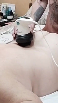 Ich massiere den rücken meiner schwiegermutter und ficke sie gleichzeitig, fülle ihre muschi mit sperma
