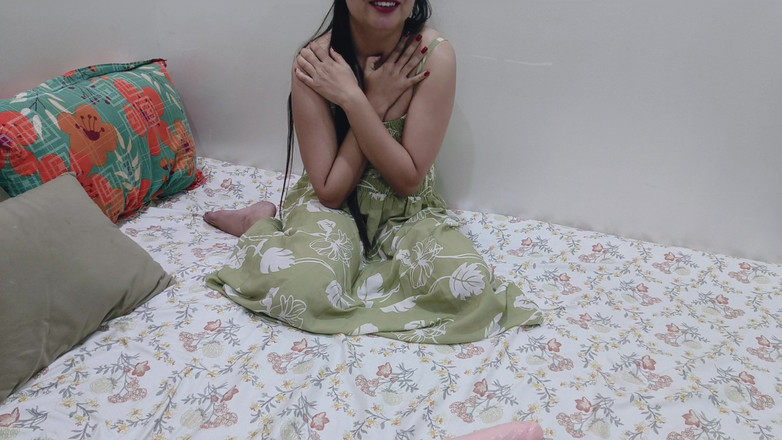 Saarabhabhi6: 印度火辣视频，邻居妻子的dhaba车里被印度美丽女孩操弄，感受着性感，手指抚弄她的阴部和味道