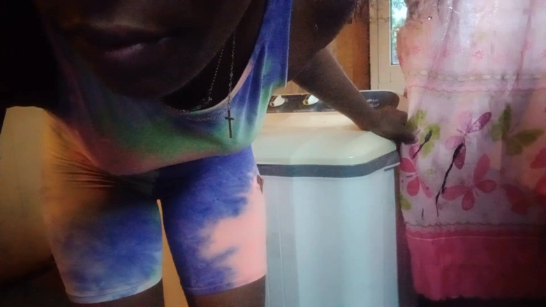 Super sexy ebony cuties: Frotando mi coño sacudiendo mi culo follando mi refrigerador