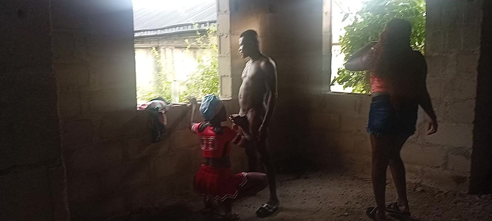 Creamyshuga: Llevando a sus dos esposas a follar en un edificio...