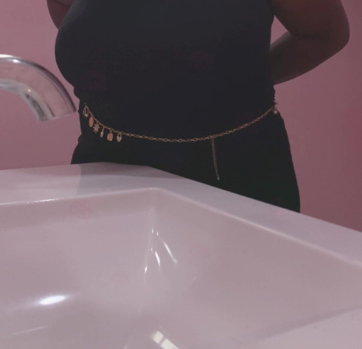 Anye Meshell: On m’a dit de garder mes mains derrière mon dos !