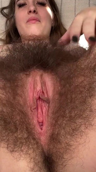 털이 무성한 보지 퍼뜨리기