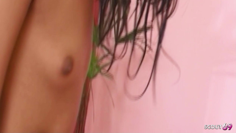 Shemale TS Collection: Une trans mince se fait sodomiser par son voisin excité