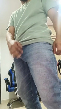 팬티를 입고 직장에서 소변을 보는 자지