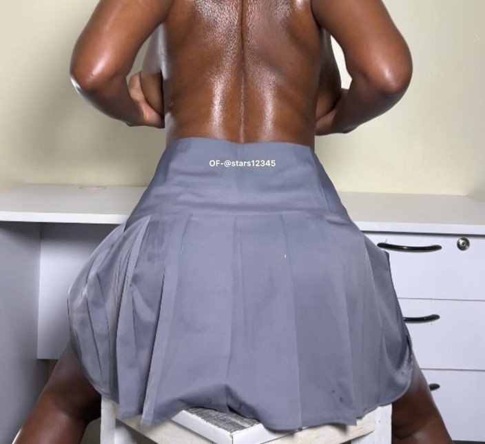 Its Nyota: Mini falda sin bragas orgasmo