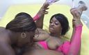 Africans Orgasm: Lesbian kulit hitam menjilati memek gemuk