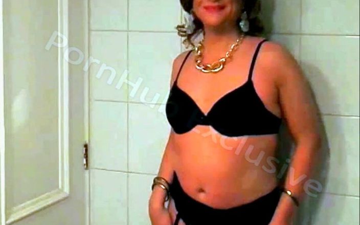 HectorChile1969: Madura travesti Fernanda en lencería