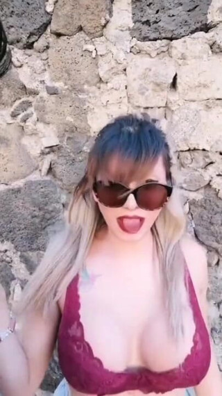 Barbietransxxxx: Impresionante transexual de gran culo mostrando su boca chupando para...