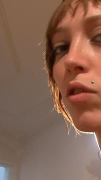 Gina memberikan blowjob semasa pasangan berkongkek