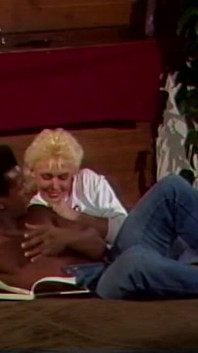 Une MILF Blonde Excitée Suce Une Grosse Bite Noire Bien Dure Avant De Se Faire Baiser