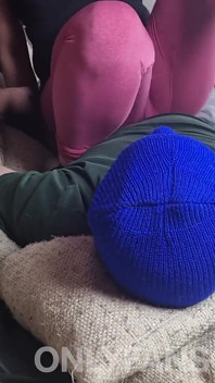 Adoration amateur des chaussettes et léchage de pieds avec des baskets à balck