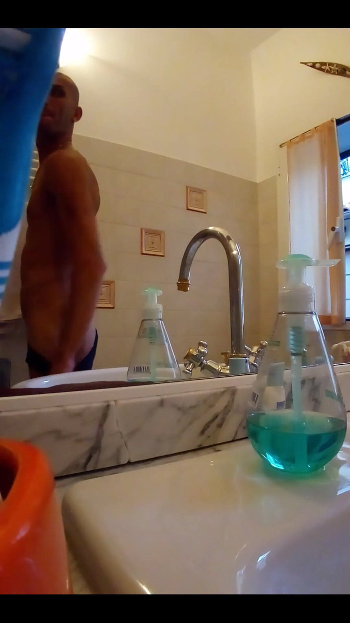 Boy jerking off: Návštěva koupelny