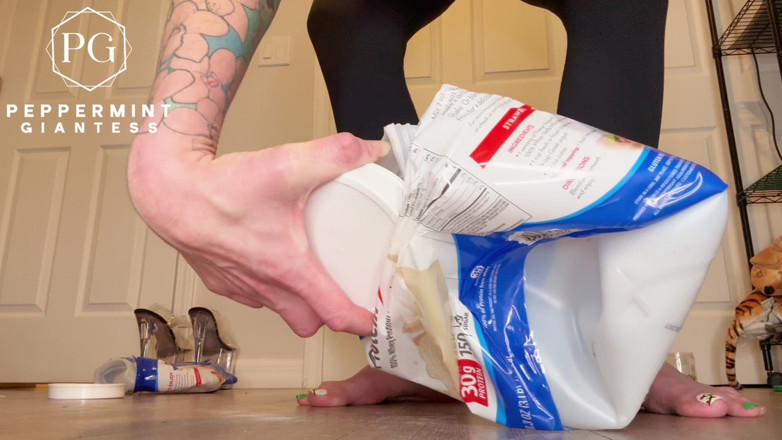 Peppermint Giantess: Ukuran 16 kaki dominan: protein dientot habis-habisan kayak mainan seks