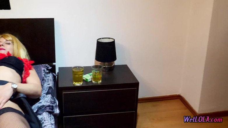 Wet Lola: Çaresiz kız cama işiyor