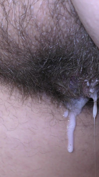 Těhotná manželka má sex v póze zezadu a dostane creampie