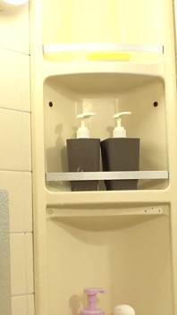 Een getrouwde vrouw met een zeer losse kut - een huisvrouw beschaamde zich over haar kegels en gevangen genomen door de pik van haar schoonvader