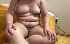 Ellie avec un décolleté sexy et une belle chatte poilue