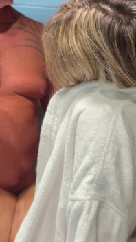 GILF Com Tesão É Fodida Na Pia Na Espanha.