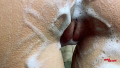 NicoleAndAlex: Gadis sekolah basah di kamar mandi