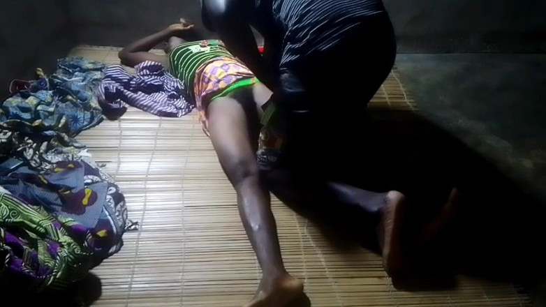 Sex tatie dessi: लड़की अपने मकान मालिक को बकाया किराए के कारणों से सेक्स प्रदान करती है