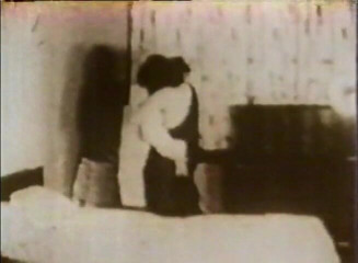 Alfacontent: Troie vintage condividono il cazzo in una gangbang inversa