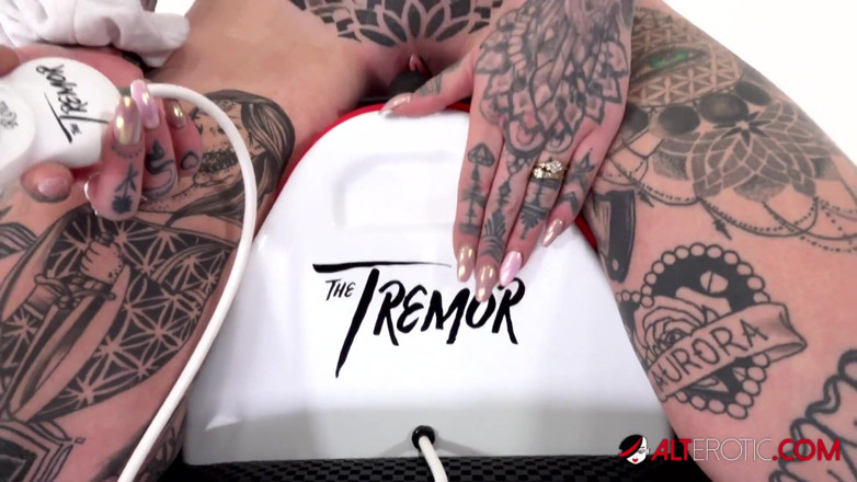 Alt Erotic: Татуированная Amber Luke скачет на дрожке в первый раз