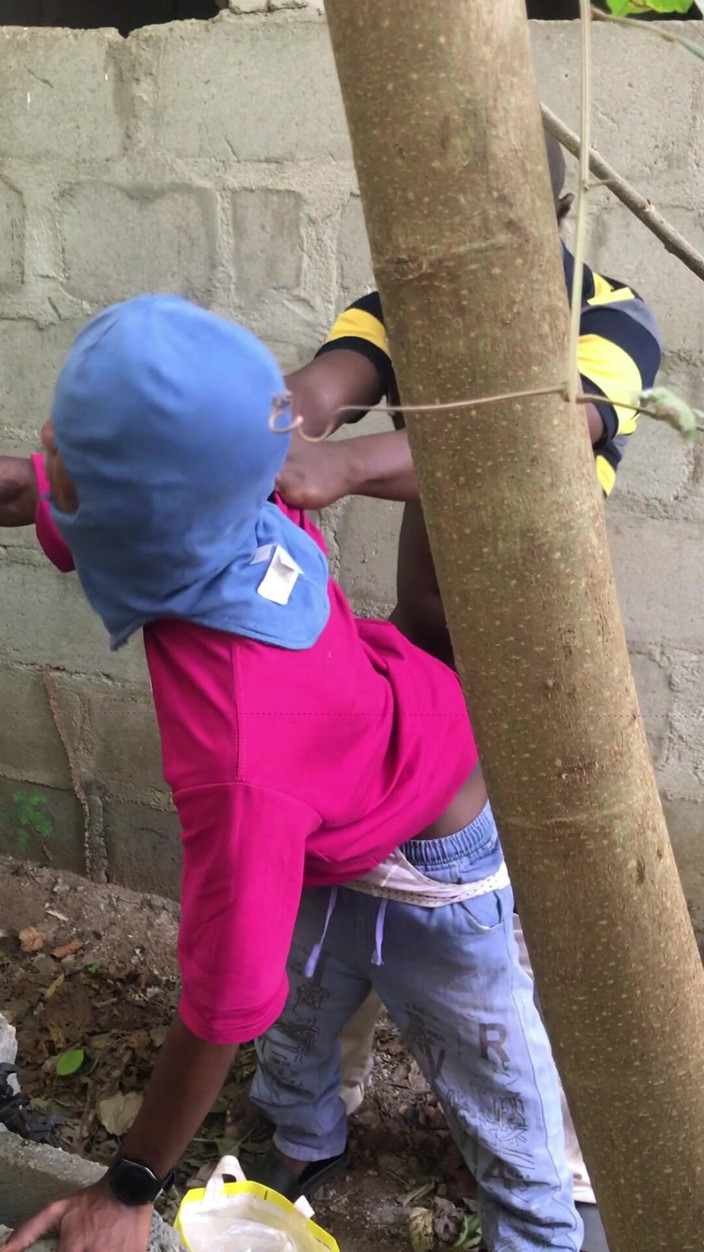 Sexylary: Ayah gemuk ngentot sama cowok berotot di semak-semak