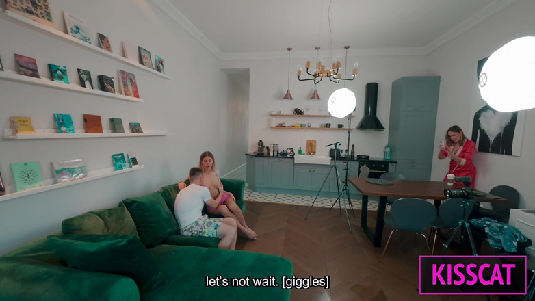 KissCat: S6e2 bts pt1: Zlata shine आगमन, पोशाक चुनता है और दालान छेड़ना और सोफे पर लंड चुसाई