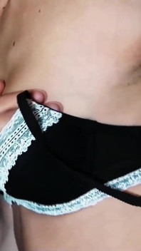 Lesbičky Charlie Laine a Karlie Montana si prstí a lížou si navzájem mokré štěrbiny v sexy 69