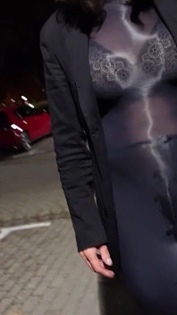 J’enfile ma robe transparente et laisse la pisse courir